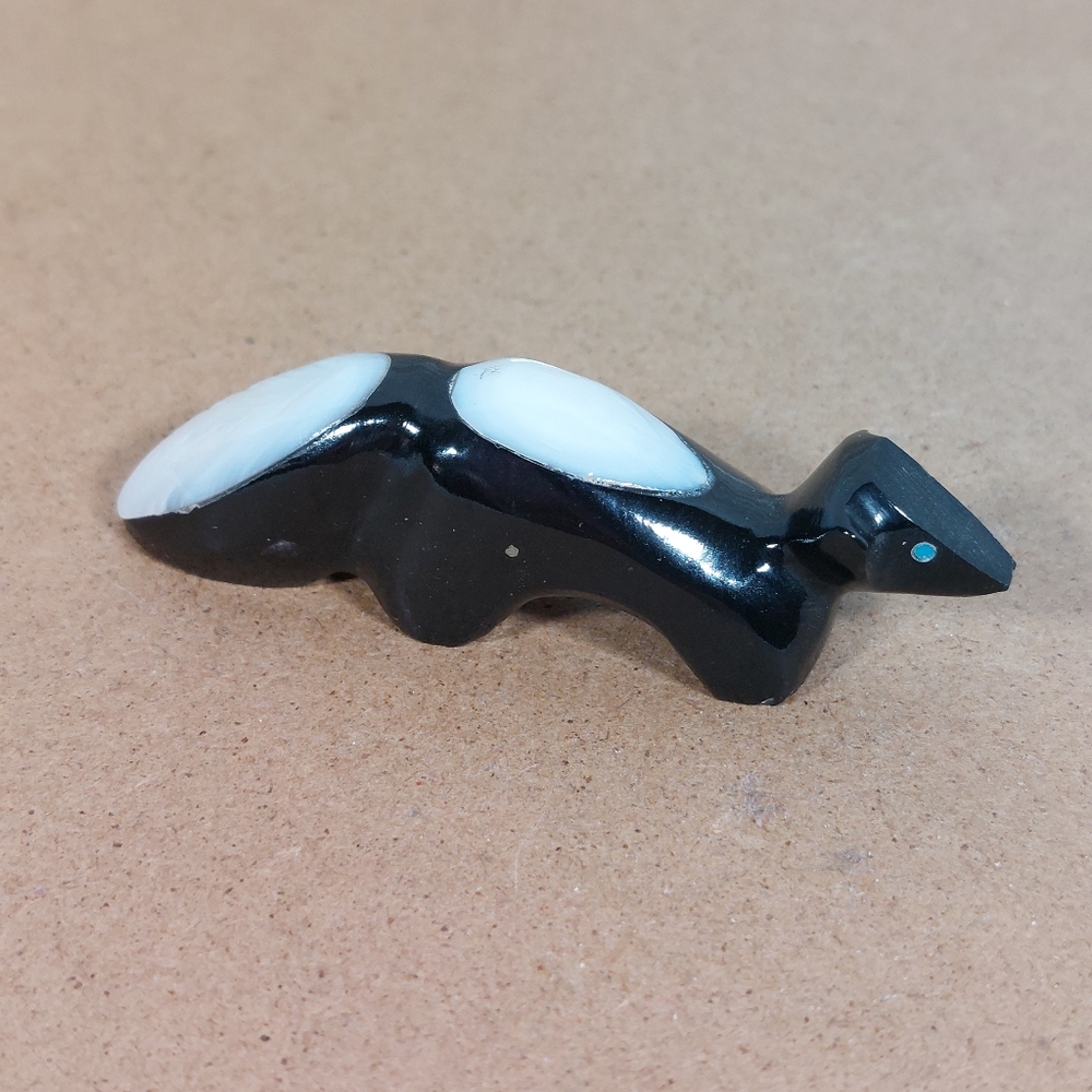 ZUNI FETISH Skunk Calvert Bowannie Black Mother of Pearl Figurine Signed - Picture 1 of 8